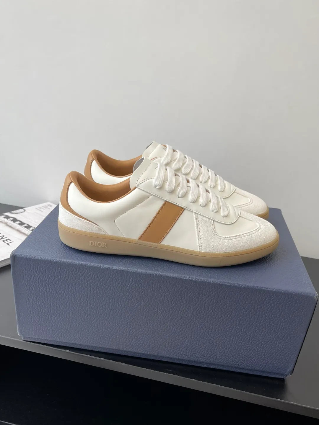 Factory price: 420💰The top version of Dior 25ss new product B01 moral training shoes. The toe size design of the couple's style is a bit wider. The upper foot comfort is perfect. The thread is beautiful. Perfectly suitable for trousers. Decorated with various classic details. It is the ideal choice for daily styling. It can be matched with various casual items to create exquisite shapes. Fabric first layer cowhide/lining sheepskin T men's shoes💰U original outsole Code number: 38-44, customized 45